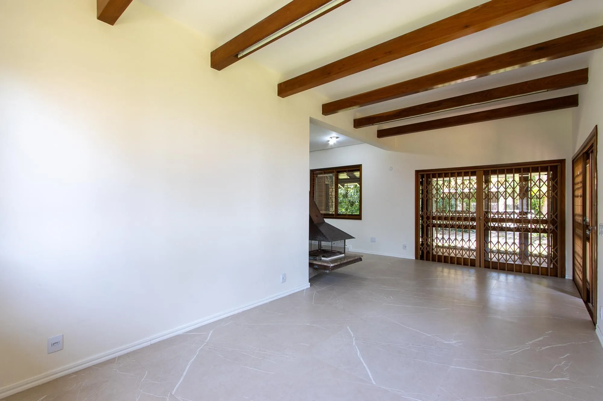 Imagem Casa com 2 dormitórios 3 banheiros. lareira e churrasqueira, e com arquitetura moderna.