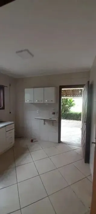 Imagem Casa térrea com 2 dormitórios, amplo pátio e 3 vagas.