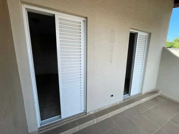 Imagem Sobrado com 270 m² 4 Dormitorios sendo 2 Suietes e 3 vagas de Garagens