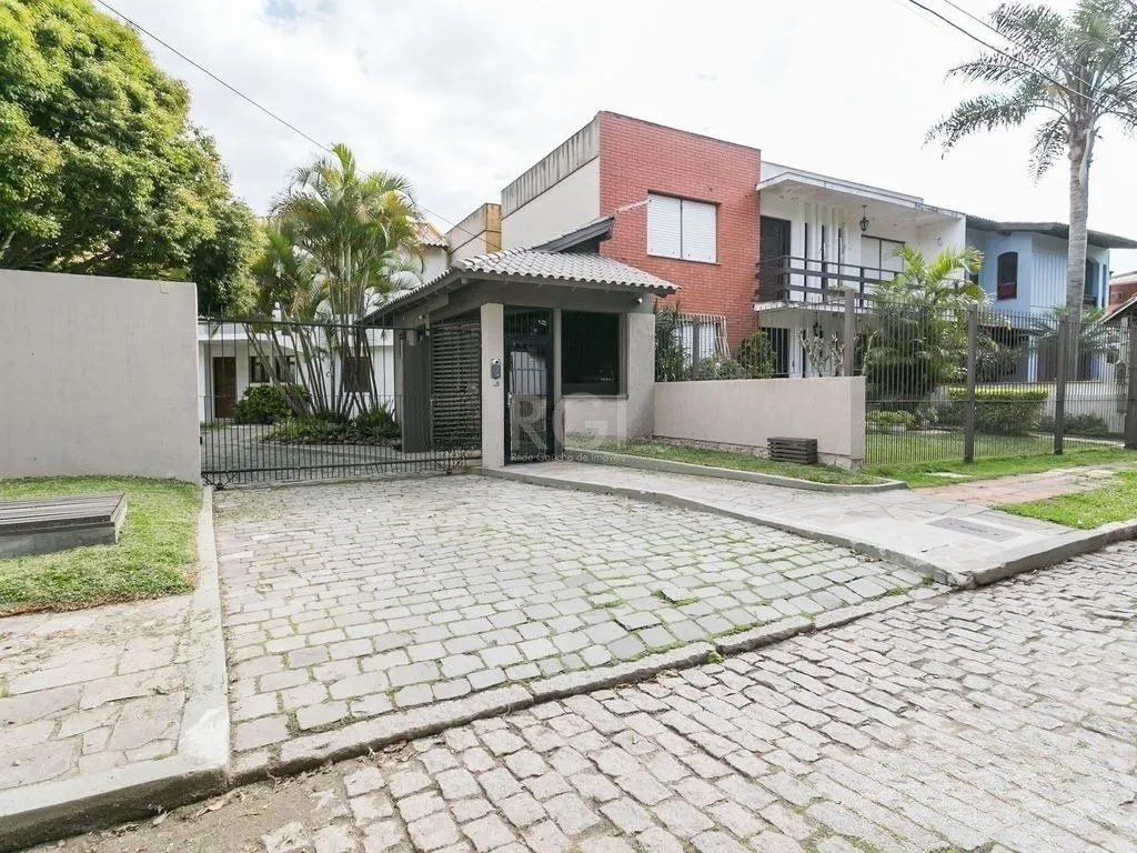Imagem Excelente casa em condominío de 350m² com 03 dormitórios sendo 02 suítes.
