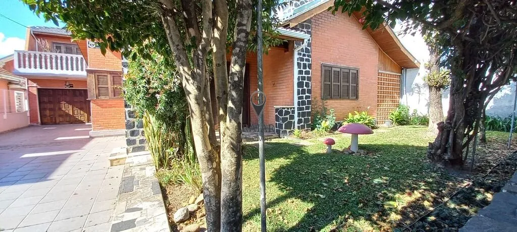 Imagem Casa Residencial/Comercial zoneamento ZR-3, no bairro Rebouças para Venda em Curitiba. CASA localiz...