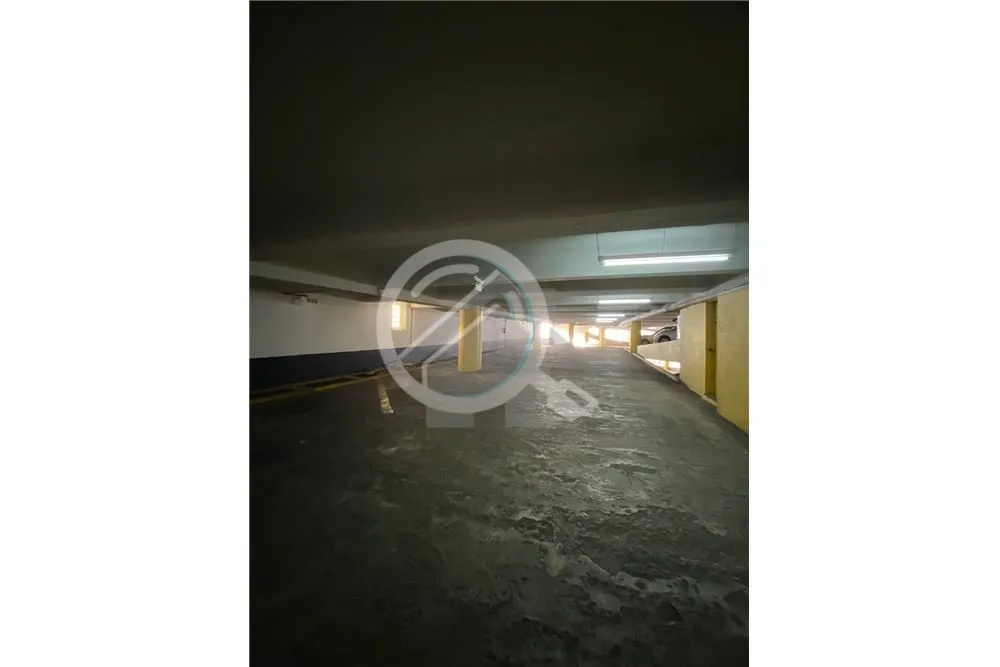 Imagem Ótimo box com aproximadamente 15m² de área útil, localizado no quarto andar, tornando-o um dos m...