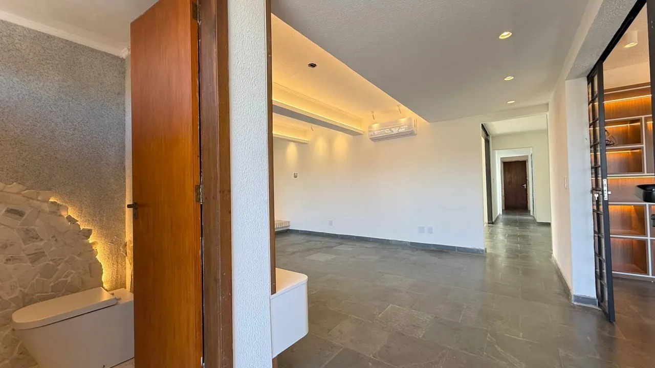 Imagem Casa semi reformada com 4 dormitórios e 4 vagas no Chácara das Pedras próx. Joao Wallig.