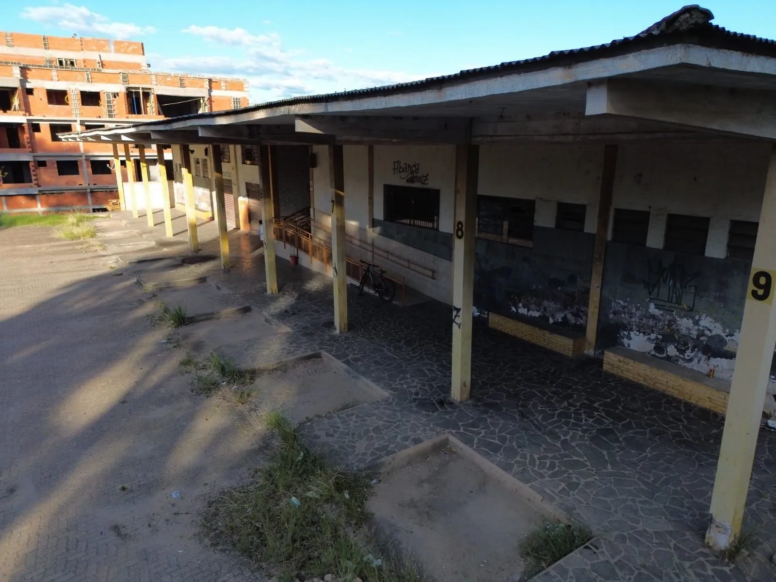 Imagem Prédio Comercial, com lojas alugadas, centro de Butiá. Preço Abaixo do Mercado!