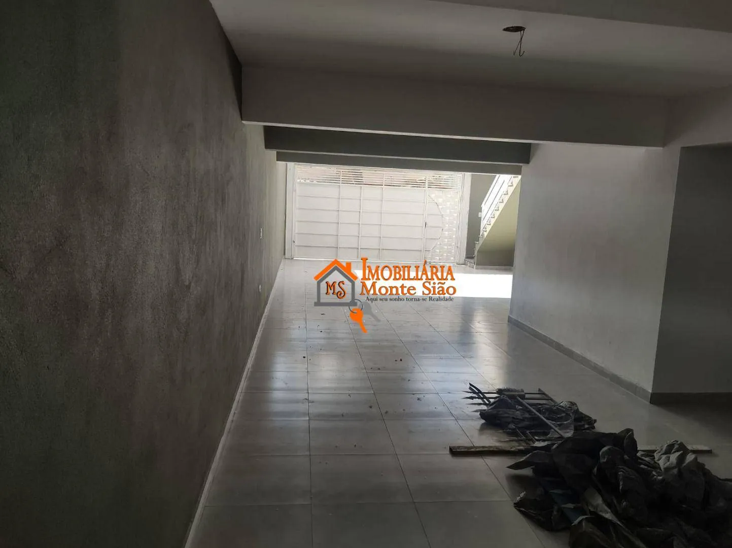 Imagem .?? Sobrado Novo com 263m², 3 Dormitórios, 5 Vagas e Excelente Localização Próximo à Av. Emílio Ribas