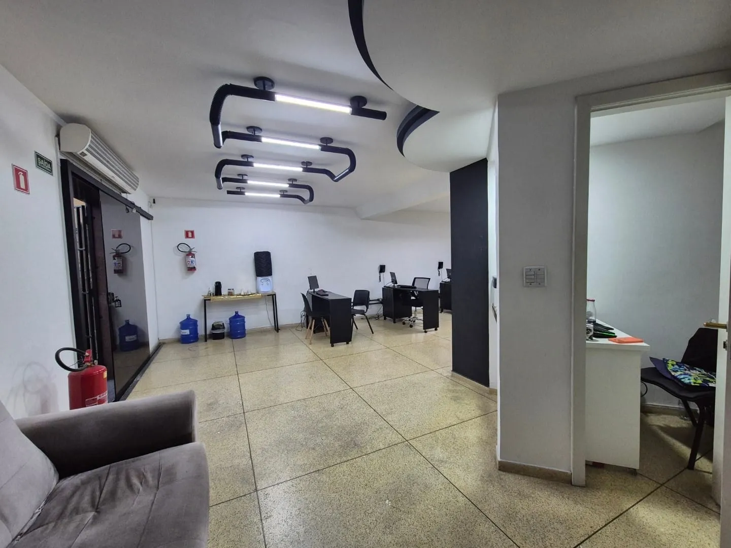 Imagem Amplo e Funcional Ponto Comercial no Térreo do Edifício Vieira Santos no Centro, Próximo a Tudo o Que Você Precisa