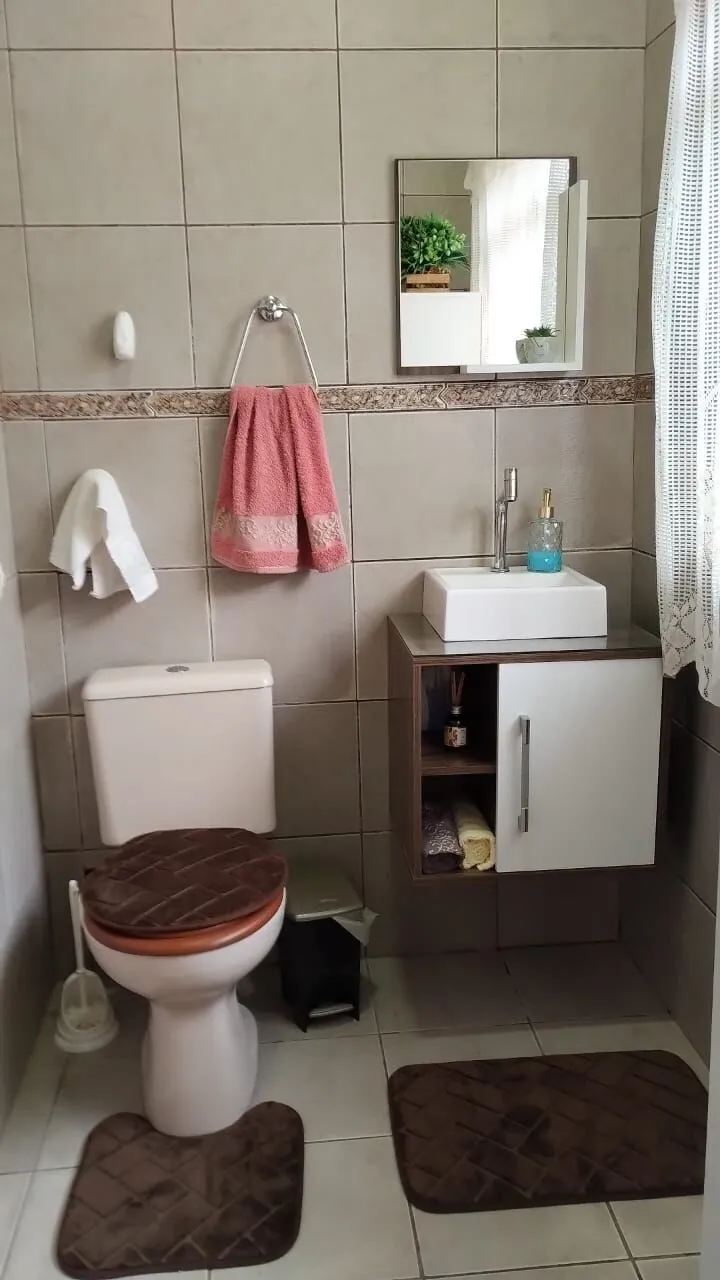 Imagem Terreno com duas frentes, três casas (duas c/dois dormitórios e a outra tipo tipo JK)