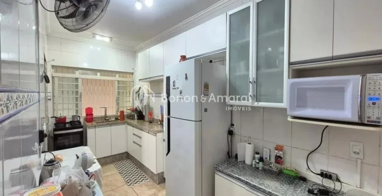 Imagem Localizada na vibrante cidade de Campinas, esta espaçosa casa é uma excelente opção para quem bu...