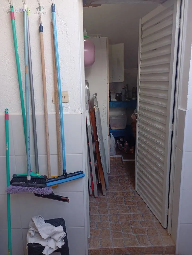 Imagem Imperdível! Sobrado com Suíte no Térreo + 2 Quartos e Garagem p/ 2 Carros.