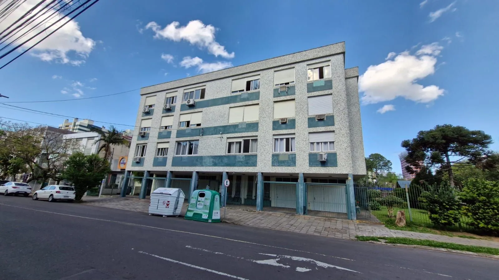 Imagem Apartamento no Menino Deus com 2 dormitórios e dependência de empregada com banheiro