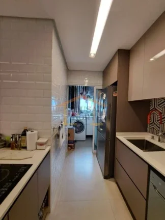 Imagem Apartamento reformado por arquiteto com 57m², sendo, 2 dormitórios, 1 banheiro, sala com varanda i...