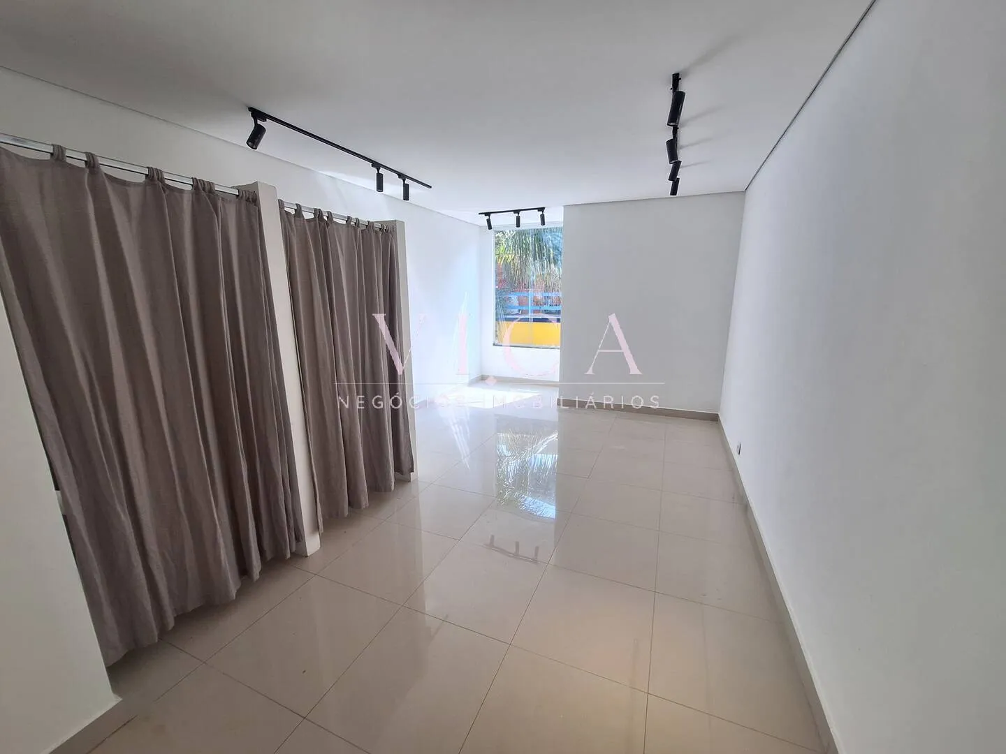 Imagem Sala para aluguel com 64m² 1 banheiro - por R$ 8.900,00 - Alphaville/SP