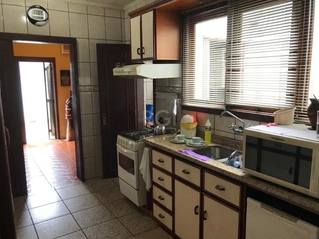 Imagem Casa para Venda - 270m², 4 dormitórios, sendo 1 suites, 5 vagas - Partenon