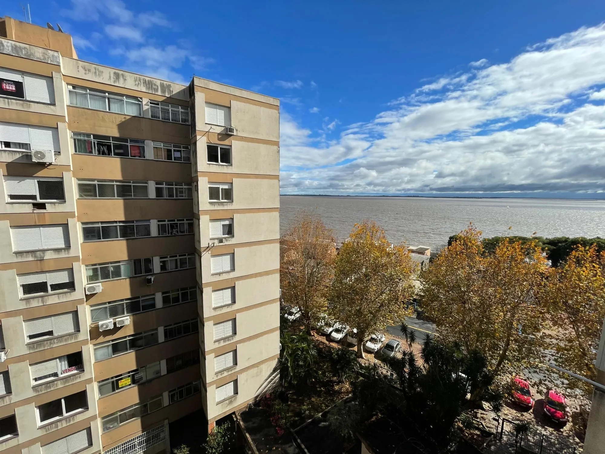 Imagem Apartamento com linda vista definida para o Rio Guaíba ? amplo, arejado e com sol da tarde!