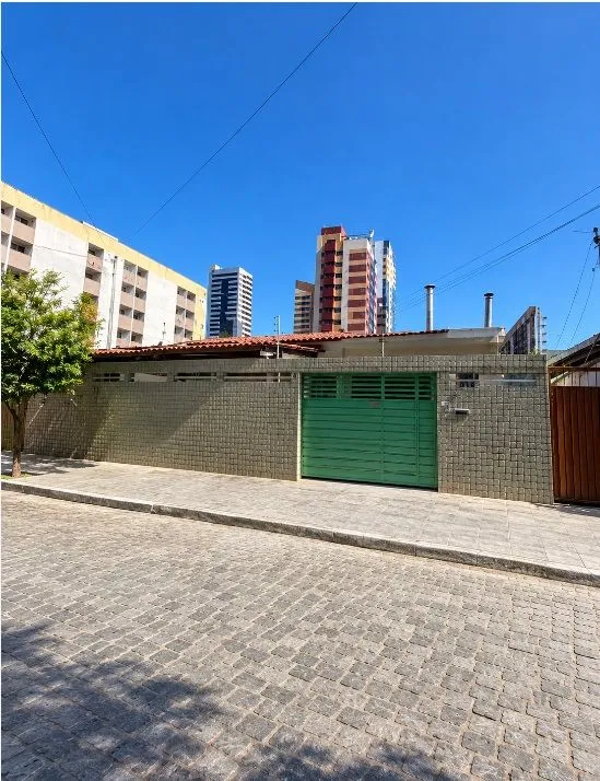 Foto do imóvel Casa com 230 m² em Tambaú, João Pessoa: 4 quartos, 3 vagas, churrasqueira e excelente localização próxima à praia.