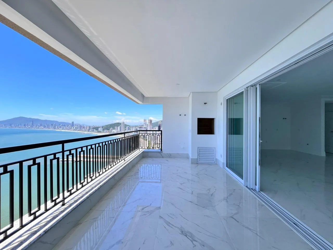 Imagem Apartamento com vista para o mar à venda com 190m2 por R$ 4.048.000,00