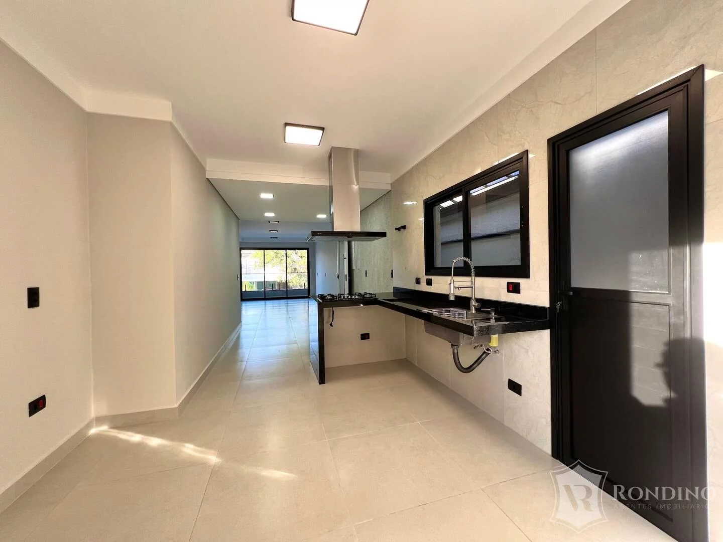 Imagem Casa Assobradada com Piscina escritório e quintal.