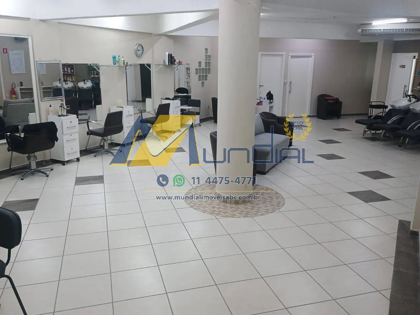 Imagem Salão Comercial 242 m² com 8 Vagas no Bangu, Santo André.