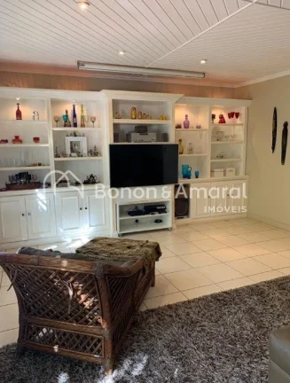 Imagem Esta encantadora residência de estilo provençal francês está situada no Condomínio Moinho dos V...