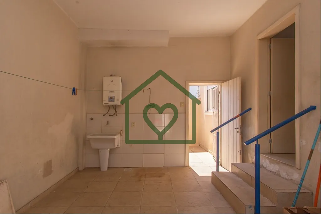 Imagem Casa distribuída em dois andares com cinco dormitórios, quatro banheiros, duas cozinhas, duas sala...