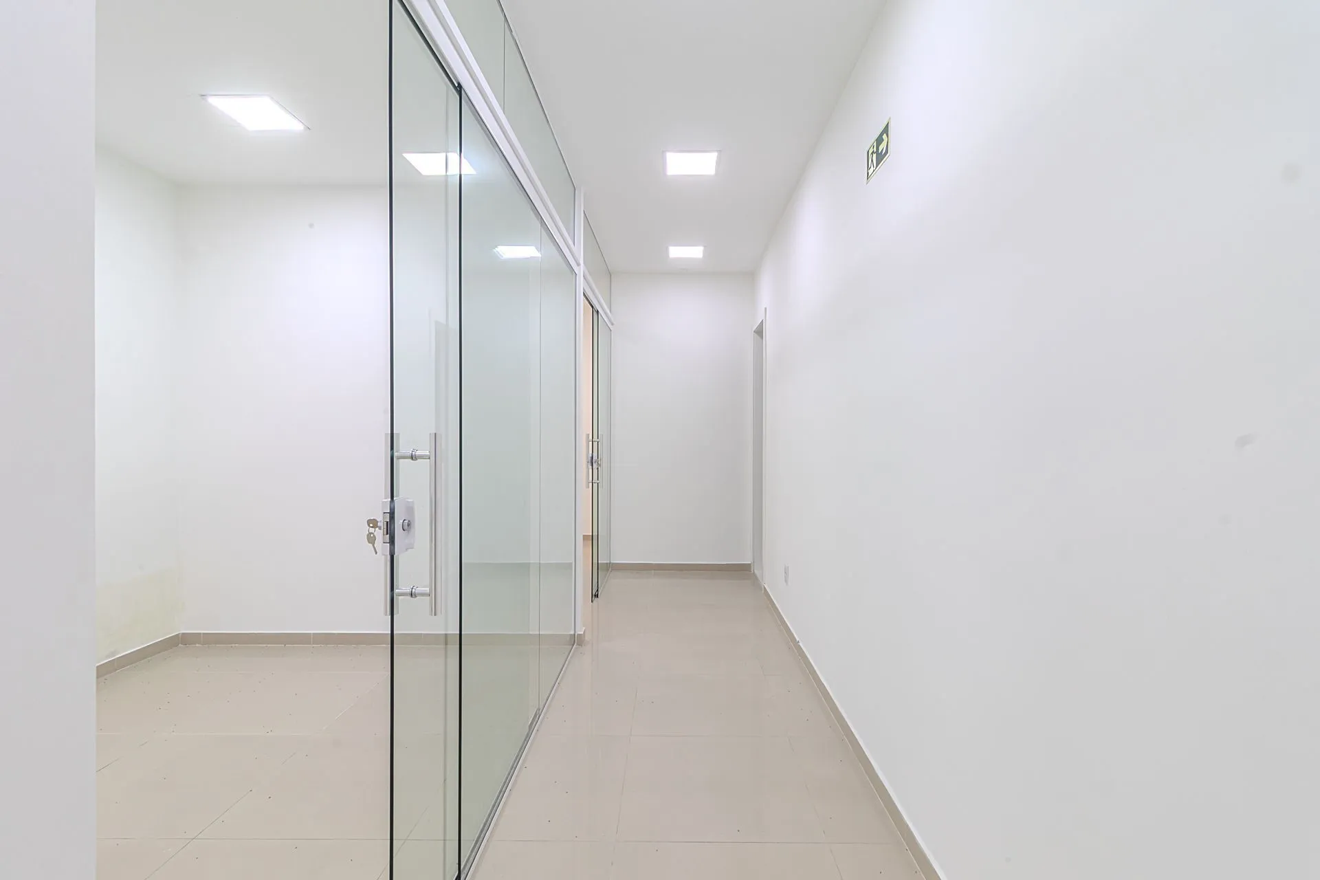 Imagem : MÁFFER IMÓVEIS ALUGA LOJA COMERCIAL COM 351M² DE ÁREA PRIVATIVA toda REFORMADA com excelente fachada e espaço para estacionamento em frente ao imóvel, ideal para empresas que buscam visibilidade e facilidade de acesso.