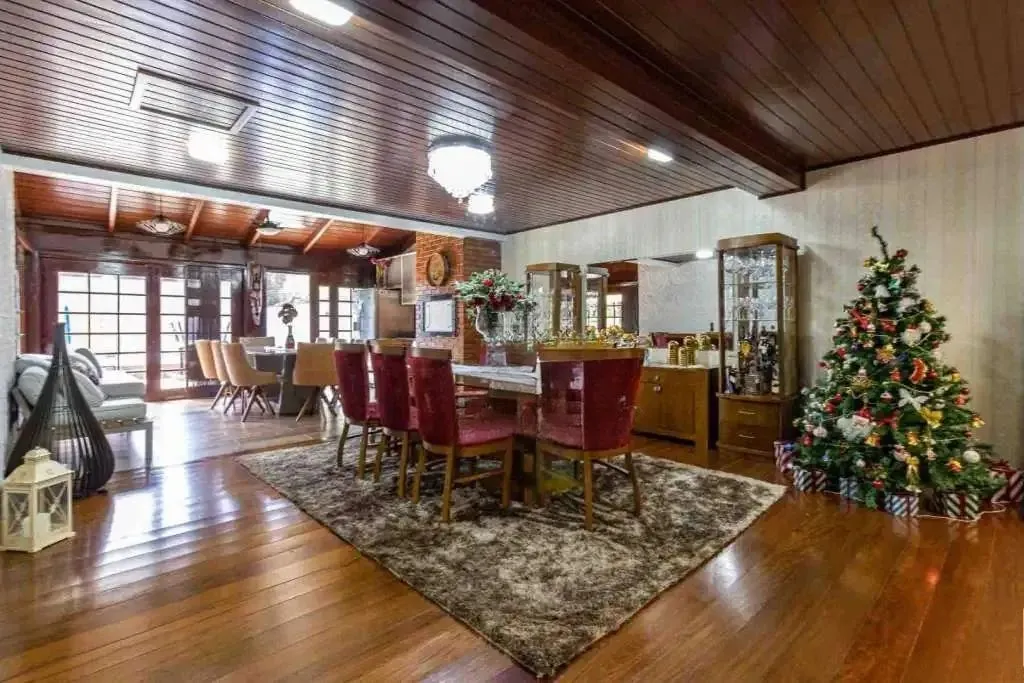Imagem Casa com 4 dormitórios, suíte, piscina e 4 vagas.
