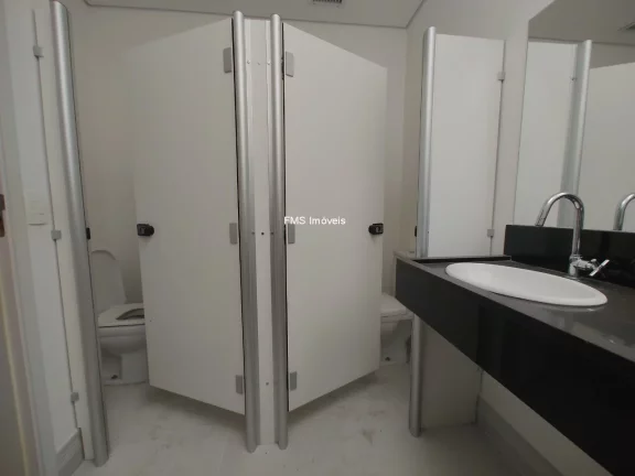 Imagem Alphaville Industrial: Loja Comercial para Locação com 2 Banheiros e 2 Vagas de Garagem - Barueri-SP