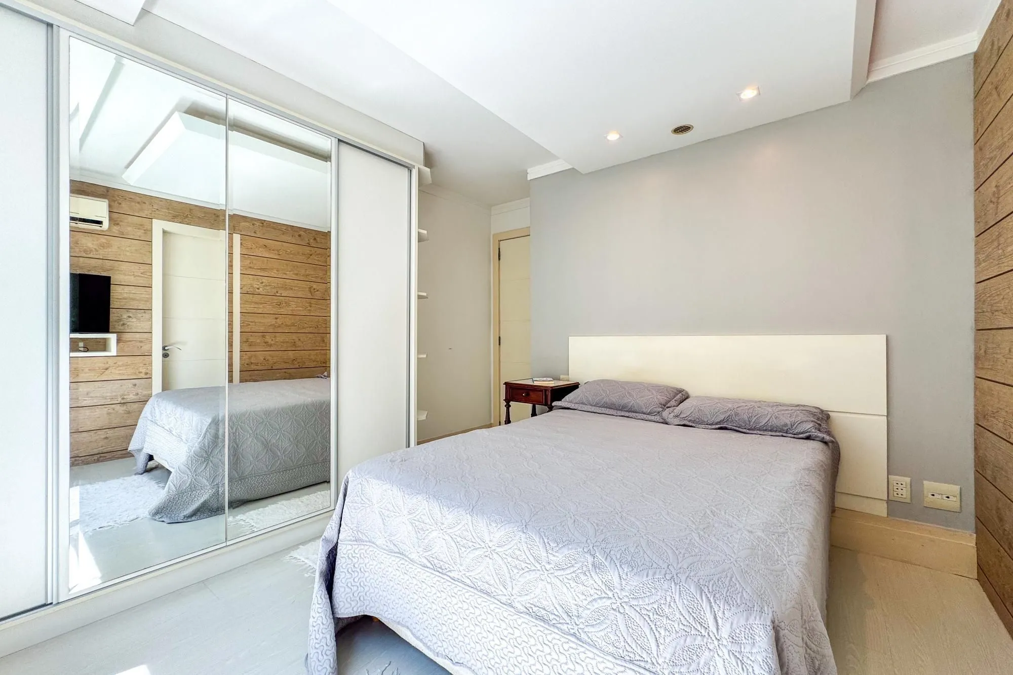 Imagem Casa em condomínio Alto Padrão Vila Assunção 03 suítes e 04 Garagens cobertas