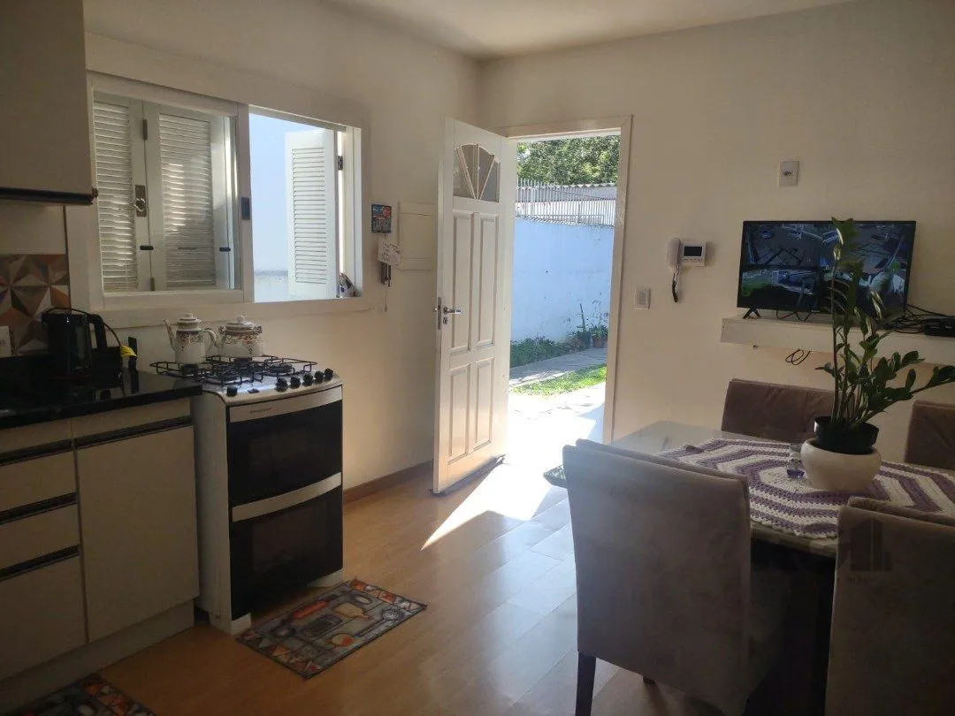 Imagem Casa com 250m², 2 quartos, 1 suite, edícula, no bairro Nonoai