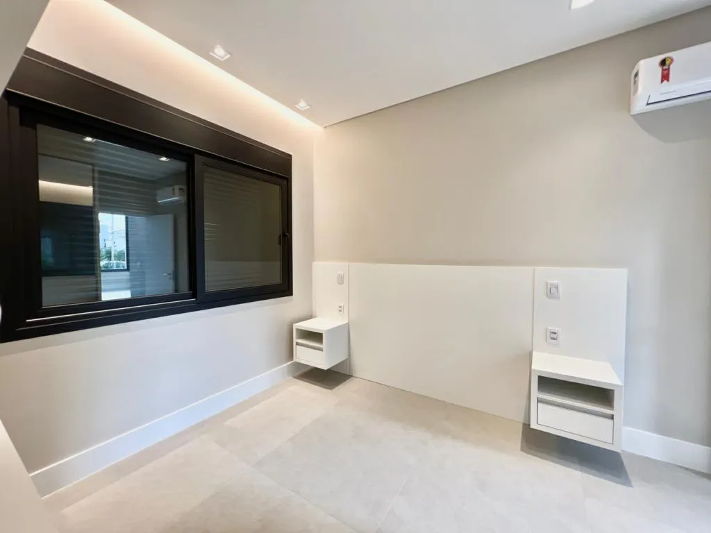 Imagem Casa em Condominio 5 Dormitórios - Bairro --