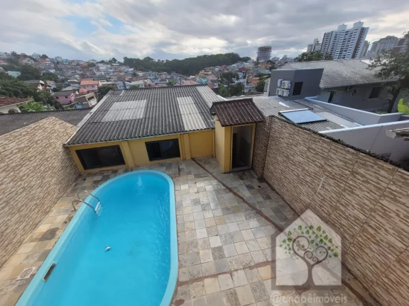 Imagem Casa ampla à venda próxima à Beira-Mar