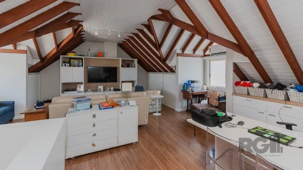 Imagem Excelente casa em condomínio de 249m² com 03 dormitórios e 4 vagas.