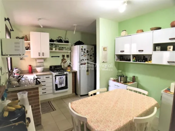 Imagem Esta encantadora casa localizada em Sousas, uma das áreas mais aprazíveis de Campinas, tem tudo qu...