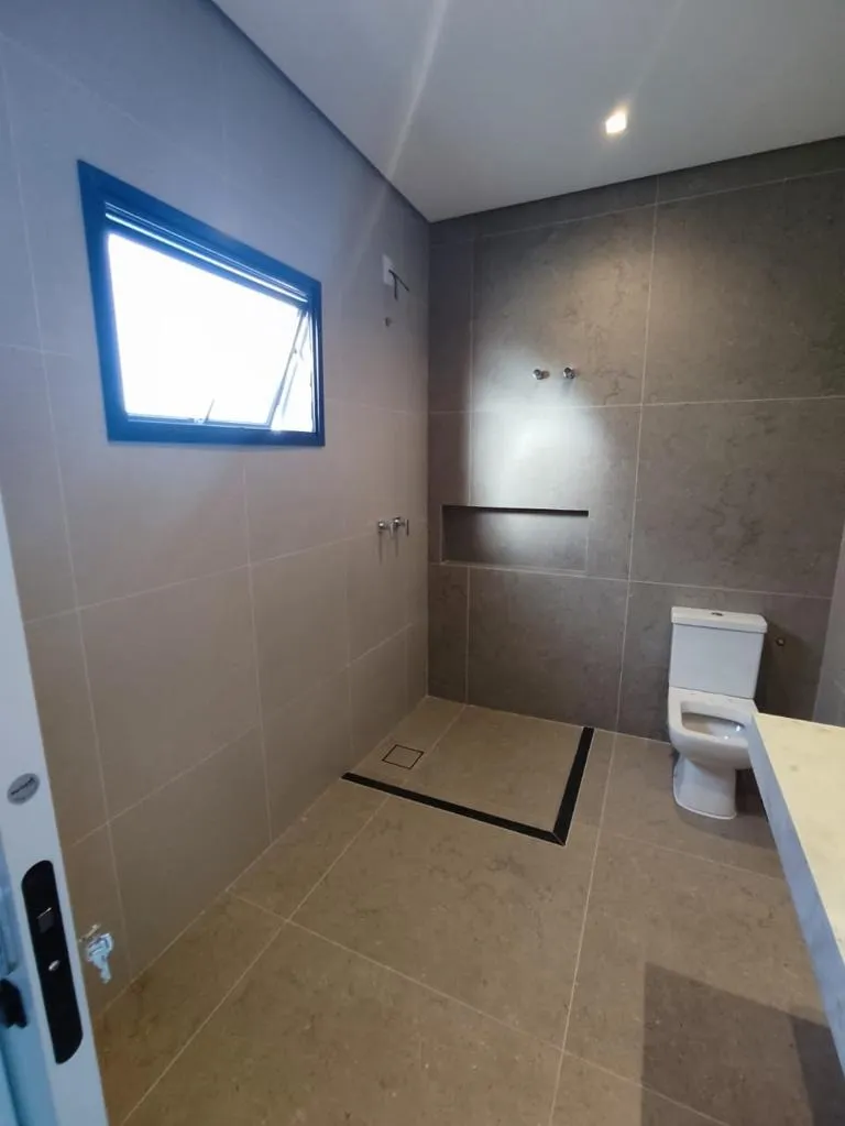 Imagem Ampla residência de 340m² localizada no Alphaville Nova Esplanada 1.