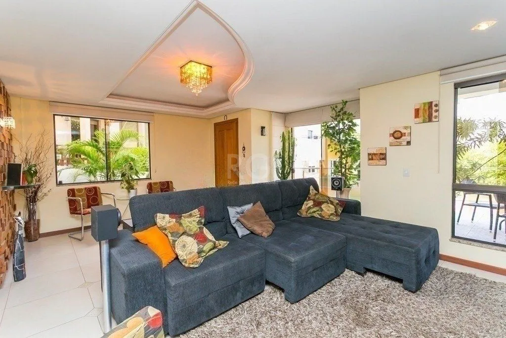 Imagem Excelente casa em condomínio com 3 suítes, piscina e 3 vagas de garagem