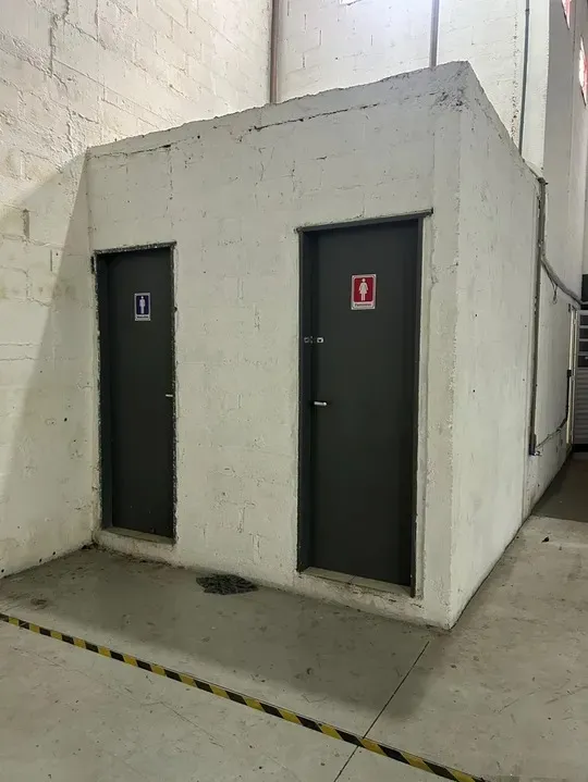 Imagem Galpão Industrial e Comercial 825m² - Acesso Fácil à Dutra
