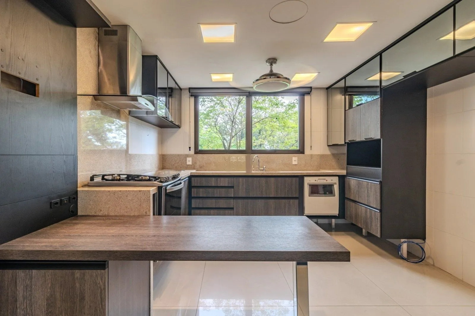 Imagem Alto Padrão no TERRAZAS: 4 Suítes, 312m² e Vista Incrível para a Natureza