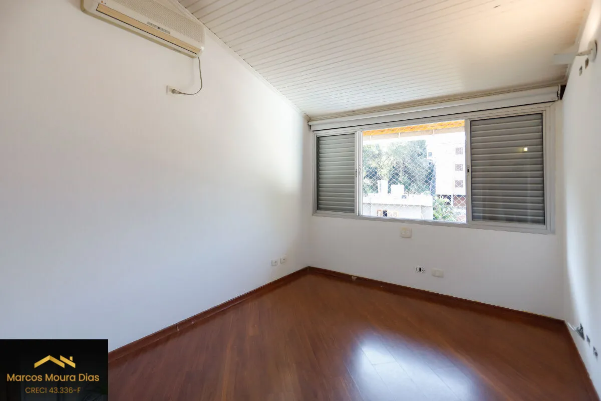 Imagem Casa no Sumaré com 3 Dormitórios ( 1 suíte), 359m² com Piscina, Elevador, Churrasqueira e 6 Vagas de Garagem