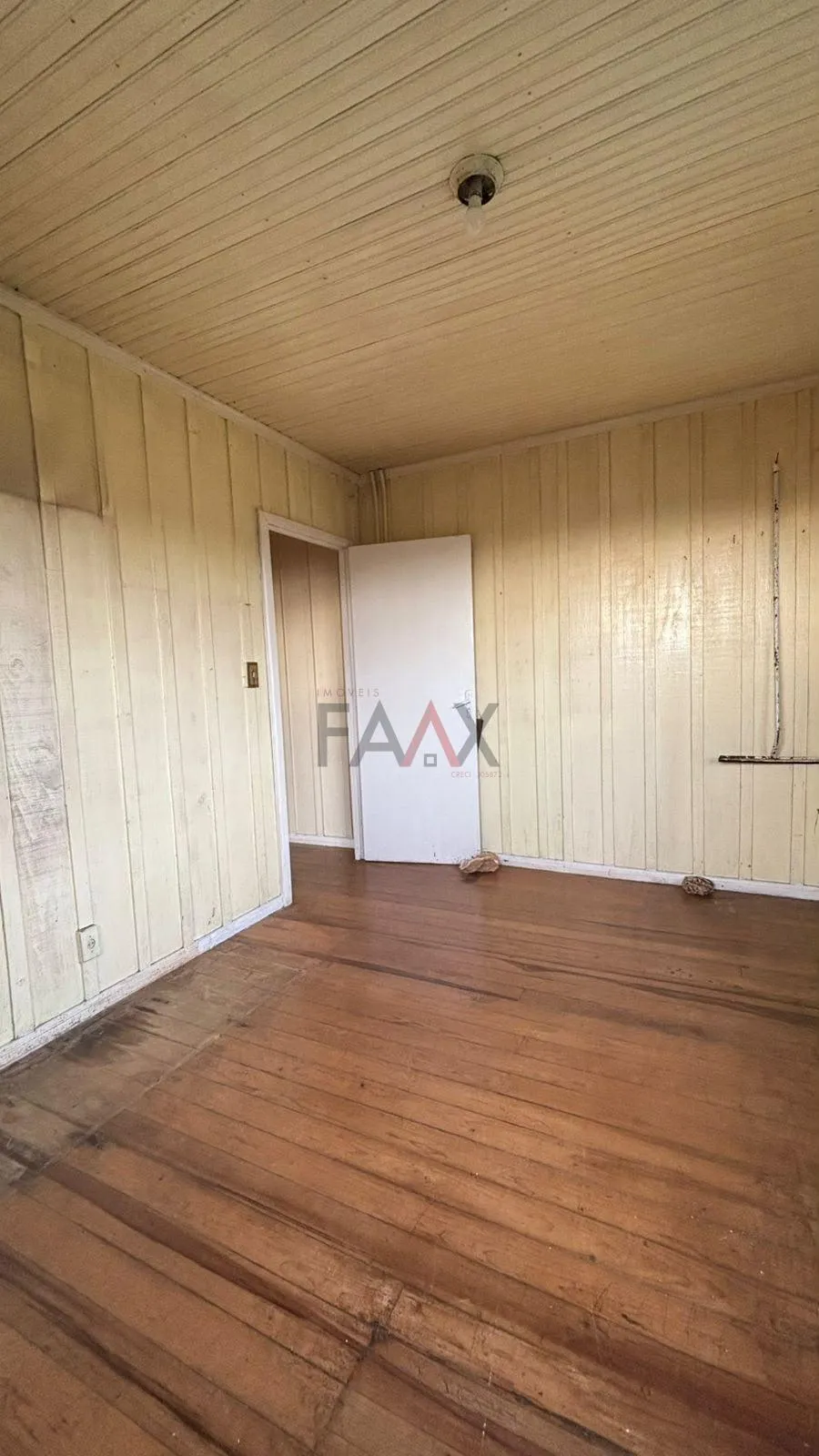 Imagem Casa Aconchegante de Madeira com Terreno à Venda - Santana, Guarapuava - PR