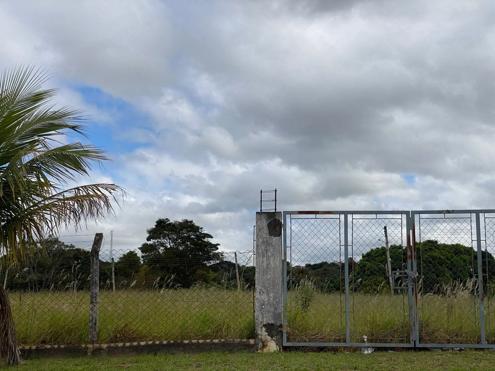 Imagem Terreno à venda na rua principal de Sarapuí