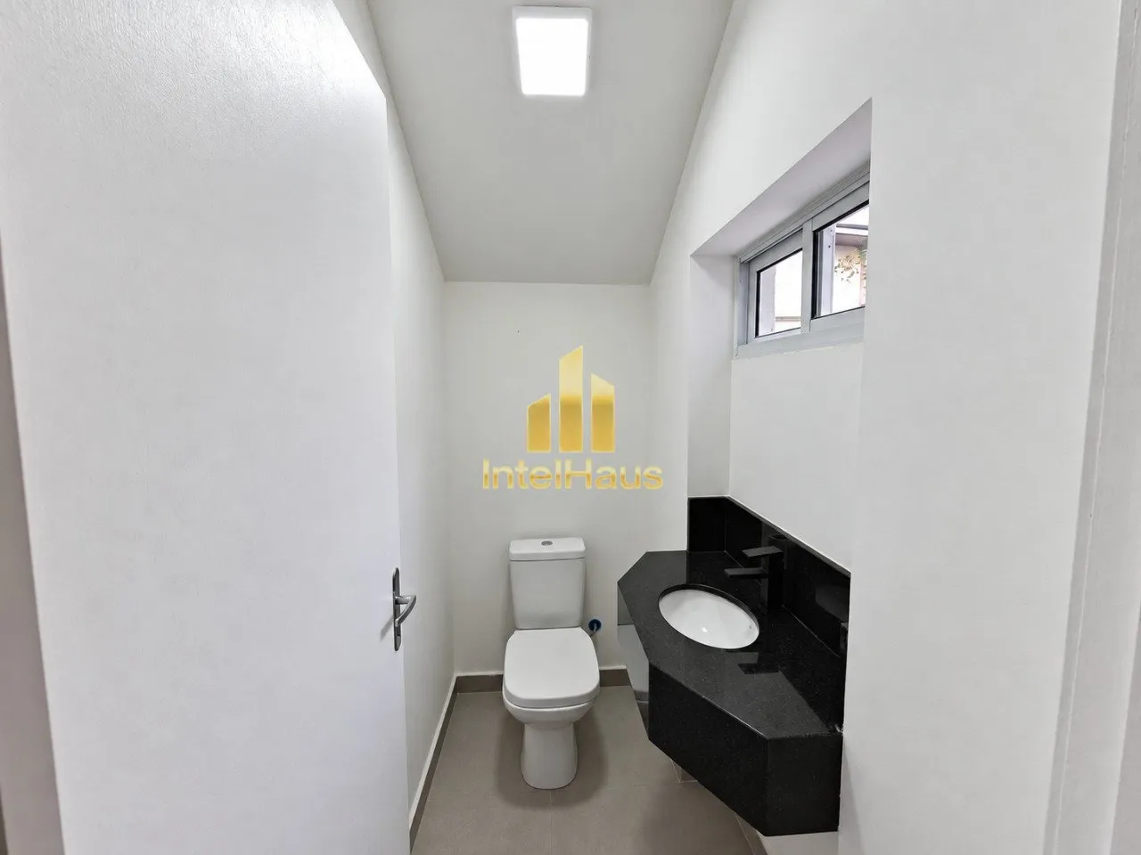 Imagem Sobrado totalmente reformado em condomínio, localizado no Prado Velho, a aproximadamente 10 minutos...