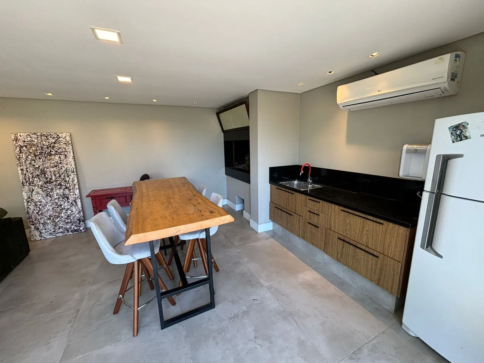 Imagem Casa 4 dormitórios, 1 suíte, 03 vagas, Bairro Três Figueiras, Porto Alegre.