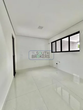Imagem Casa com 3 Quartos 1 Suíte, Pé Direito Duplo e Amplo Quintal - em São José