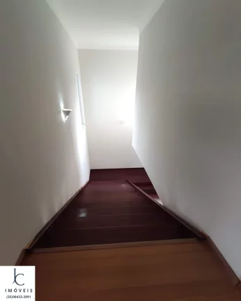 Imagem Casa à venda em condomínio horizontal fechado em São Lourenço MG. Portaria 24 h., bem localizado em bairro nobre.