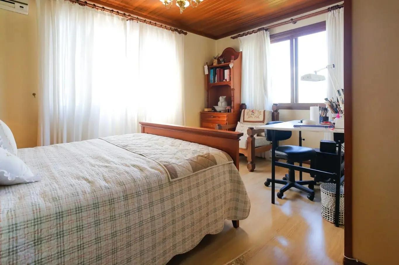 Imagem Casa com 3 dormitórios no Bairro Tristeza, em Porto Alegre