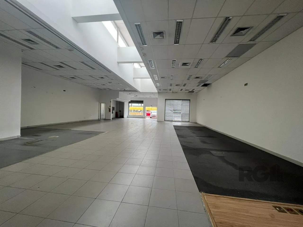Imagem Loja para Venda - 450m², 0 dormitórios, 1 vaga - Petrópolis