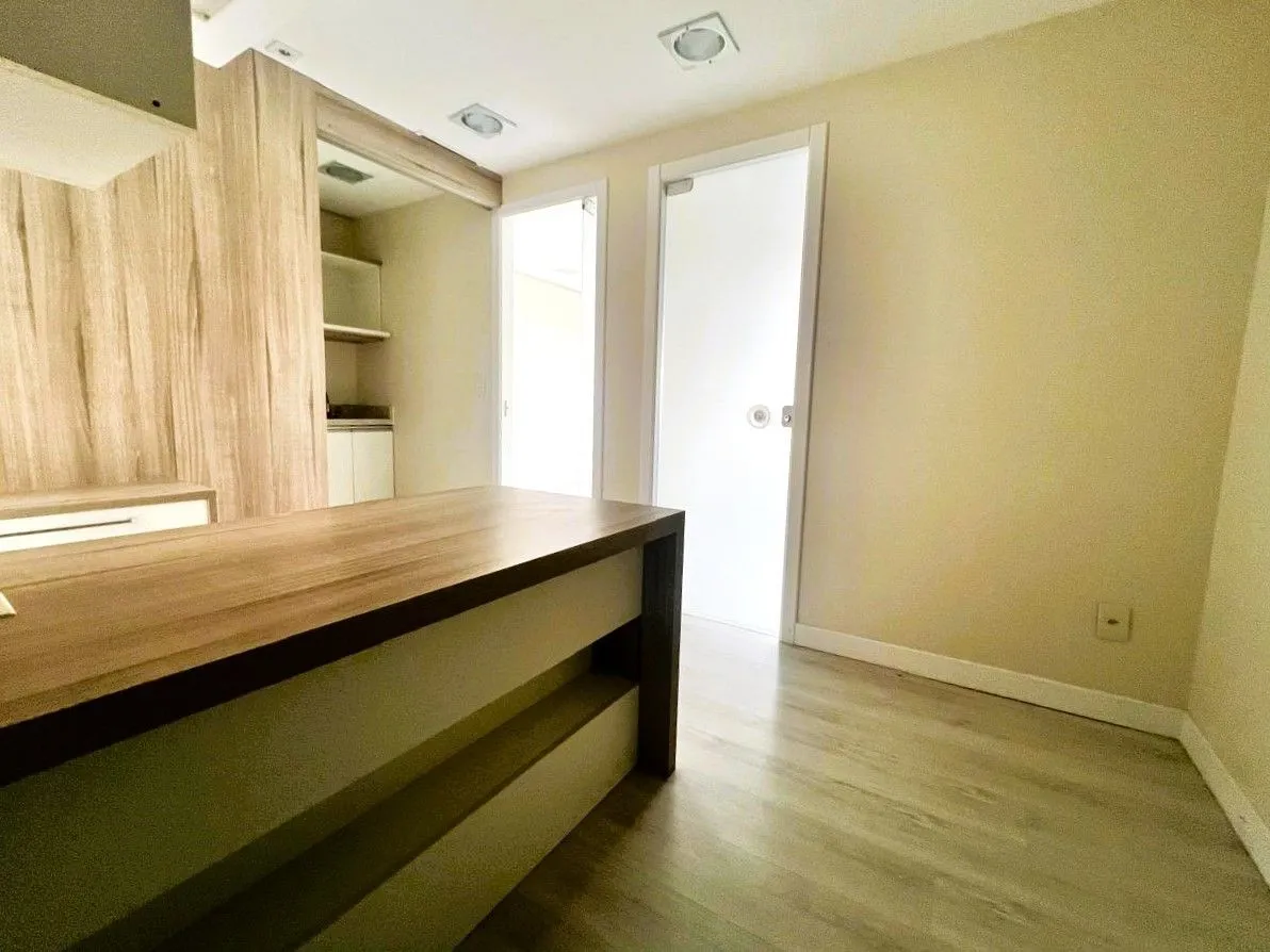 Imagem SALA COMERCIAL SEMIMOBILIADA COM VAGA, PARA VENDA OU LOCAÇÃO NO BAIRRO CENTRO HOSTÓRICO!