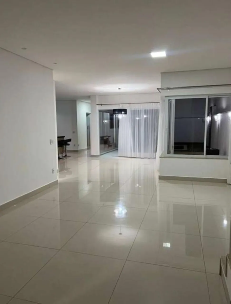 Imagem Excelente oportunidade de locação: Casa em condomínio de 3 quartos, 3 suítes, 4 salas, 4 vagas na cidade de Sorocaba-SP, bairro Iporanga