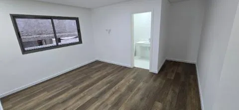 Imagem VENDA DE SOBRADO NOVO NO CONDOMÍNIO REAL PARK, EM ARUJÁ/SP, 300m² com 04 suítes, suíte máster com hidro, garagem com 04 vagas e piscina. CONSULTE-NOS.