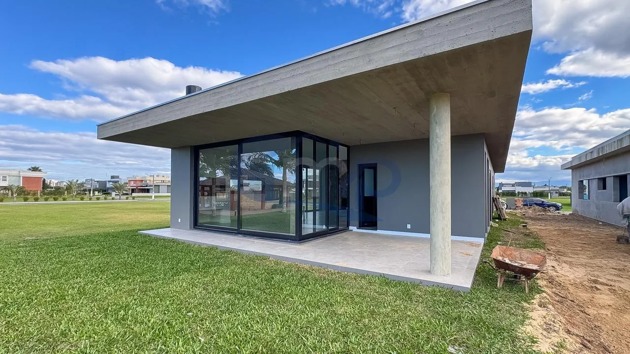 Imagem Casa de alto padrao com piscina privativa a venda na Costa do Mampituba, Passo de Torres/SC